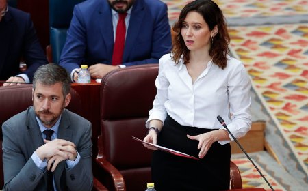 Ayuso intenta regatear la crisis por el fraude de su pareja mientras la izquierda reclama su dimisión: “Es como Aguirre, González, Cifuentes...”