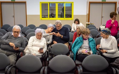 Los abuelos que quieren usar el móvil sin la ayuda de los nietos: “Necesitamos ser autónomos”