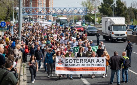Los excluidos de la A-5 cortan la autovía para exigir a Almeida su promesa: “Esto no pasa en el barrio Salamanca”