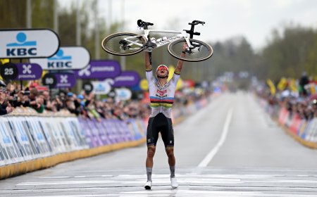 Van der Poel gana en Flandes tras destrozar a sus rivales en el Koppenberg