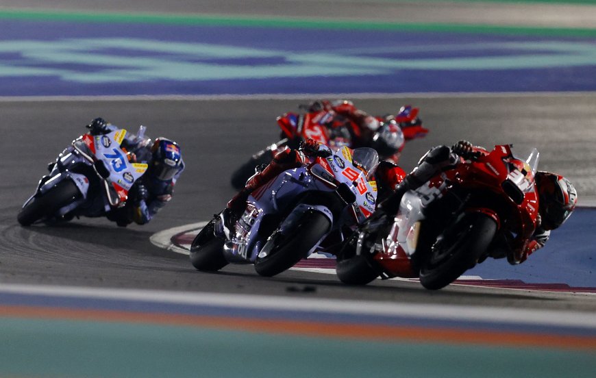 Pedro Acosta se cuela en la película de Marc Márquez en el estreno de MotoGP