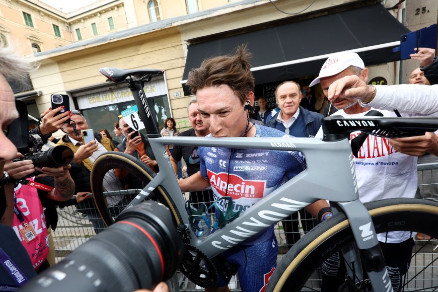Philipsen se cuela en el duelo entre Pogacar y Van der Poel en la Milán San Remo