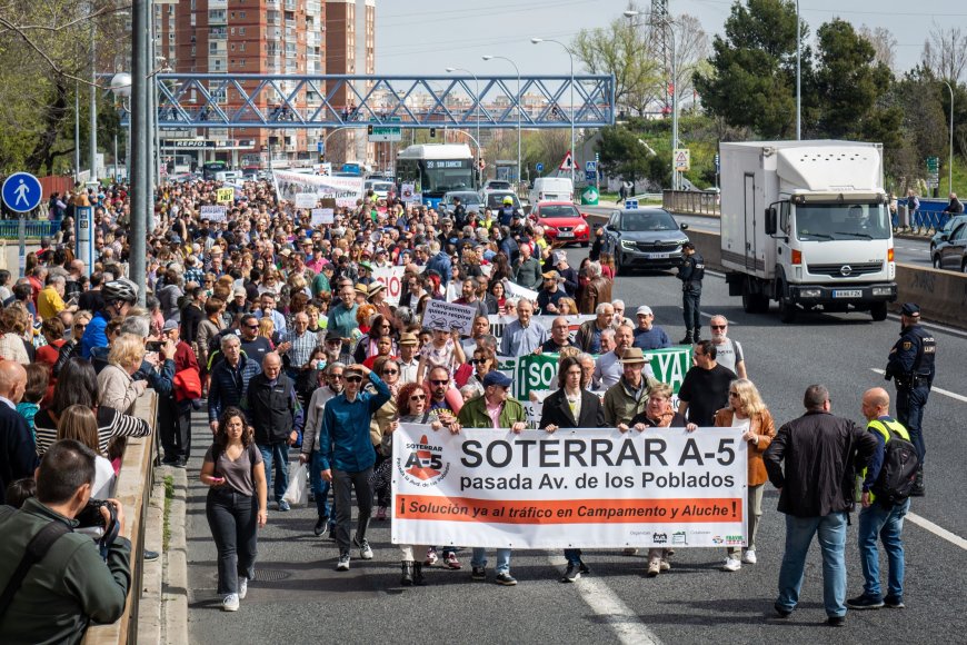 Los excluidos de la A-5 cortan la autovía para exigir a Almeida su promesa: “Esto no pasa en el barrio Salamanca”