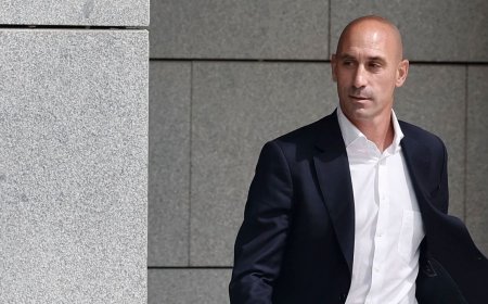 Rubiales llega a España, en directo | El expresidente de la RFEF aterriza en Madrid desde la República Dominicana a la espera de pasar a disposición judicial