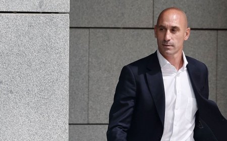 La Guardia Civil detiene a Luis Rubiales en el aeropuerto de Barajas