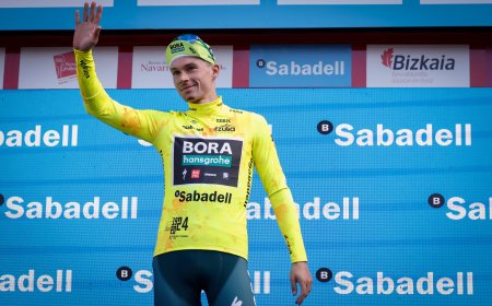 Los favoritos indultan a Roglic en la Itzulia