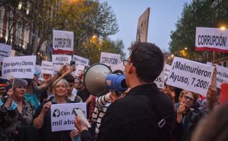 Cientos de manifestantes se concentran en Génova por segunda vez en dos semanas para pedir la dimisión de Ayuso