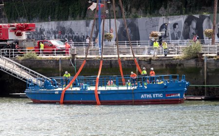 La gabarra se prepara para surcar la ría del Nervión
