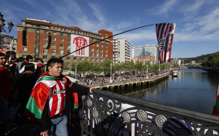 La celebración del Athletic y el recorrido de la gabarra por Bilbao | Vídeo en directo