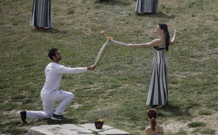 La llama olímpica de París 2024 se enciende en Olimpia a poco más de cien días de los Juegos