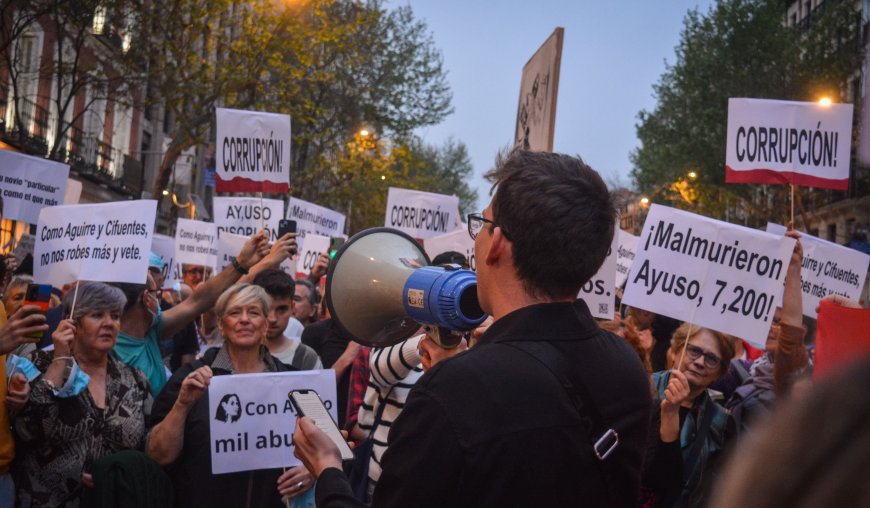 Cientos de manifestantes se concentran en Génova por segunda vez en dos semanas para pedir la dimisión de Ayuso