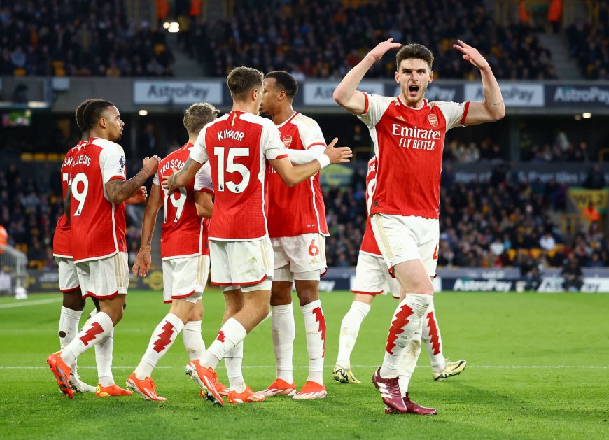 El Arsenal se alivia con el liderato de la Premier