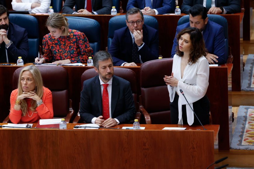 Ayuso acusa a los socios de Sánchez de “pedir guillotinas” y Más Madrid le dice que es “la jefa de las amenazas a periodistas”