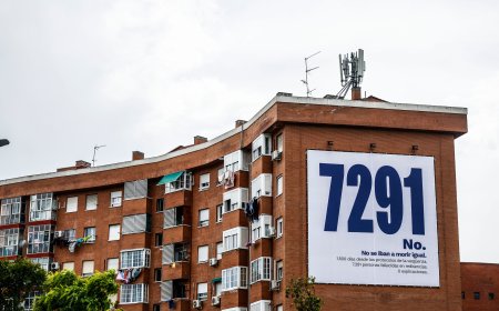 Más Madrid coloca dos lonas en la capital con la cifra que persigue a Ayuso desde el abandono en las residencias: 7.291