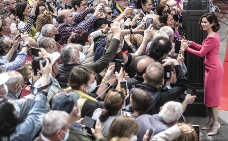 Ayuso celebra un Dos de Mayo marcado por el choque con Sánchez, la ausencia de Bolaños y sus desencuentros con el Delegado del Gobierno