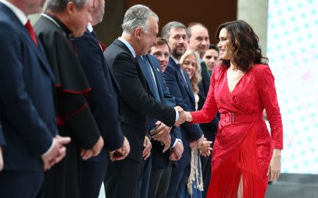 Ayuso reivindica Madrid como “la plaza mayor de todos” y el PP se vuelca en atacar a Sánchez durante el Dos de Mayo: “Es el señor bulo”