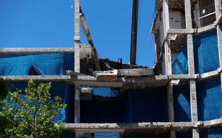 Dos trabajadores atrapados al caer el forjado de un edificio en rehabilitación en Madrid: “He visto cómo la losa les ha aplastado”