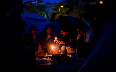 Frío, guitarras, cartas y pasta en la primera noche de la acampada por Palestina en la Complutense de Madrid