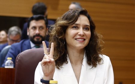 Ayuso reta a Más Madrid a poner lonas a favor de las judías “asesinadas, mutiladas y desguazadas por Hamás”