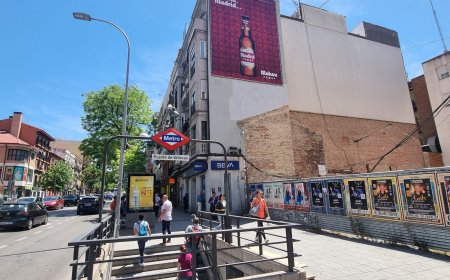 Un anuncio de cervezas sustituye a una de las lonas de Más Madrid con la cifra 7.291 que persigue a Ayuso