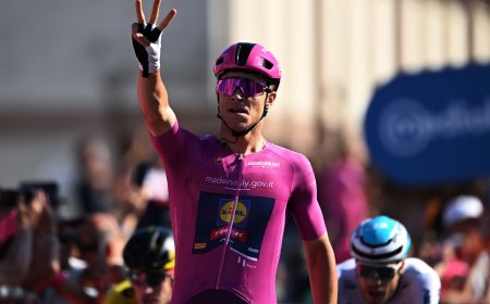 Paseo, susto y tercera victoria de Johnny Milan, el rey de las ‘volatas’ en el Giro de Italia