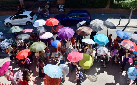 Decenas de paraguas se despliegan en 15 colegios de la Comunidad de Madrid para exigir a Ayuso medidas contra el calor