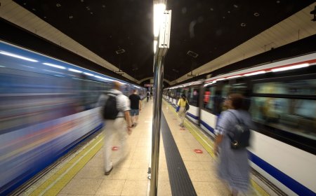 La policía busca a un grupo de personas por empujar a un hombre a las vías del metro en Madrid tras robarle el reloj y el móvil