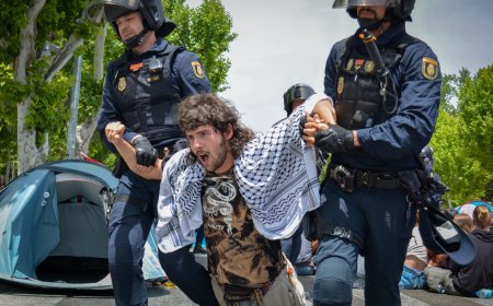 Desalojada parte de la acampada por Gaza en Madrid para desbloquear la avenida Complutense