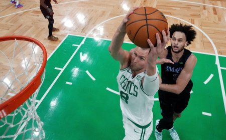 La vuelta de Porziņģis y una gran defensa dan a los Celtics el primer partido de la final de la NBA