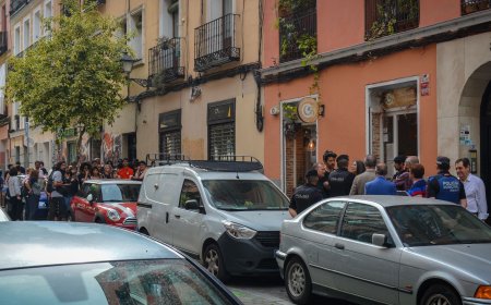 Los vecinos de Lavapiés impiden el desahucio de Marina López, de 94 años: “Es la filosofía del barrio, ayudarnos mutuamente”