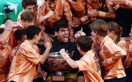 Alcaraz no muerde el polvo, lo levanta
