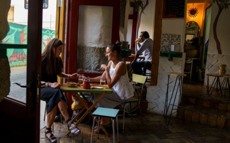 Parroquianos contra turistas: por qué los bares de barrio han esquivado la gentrificación