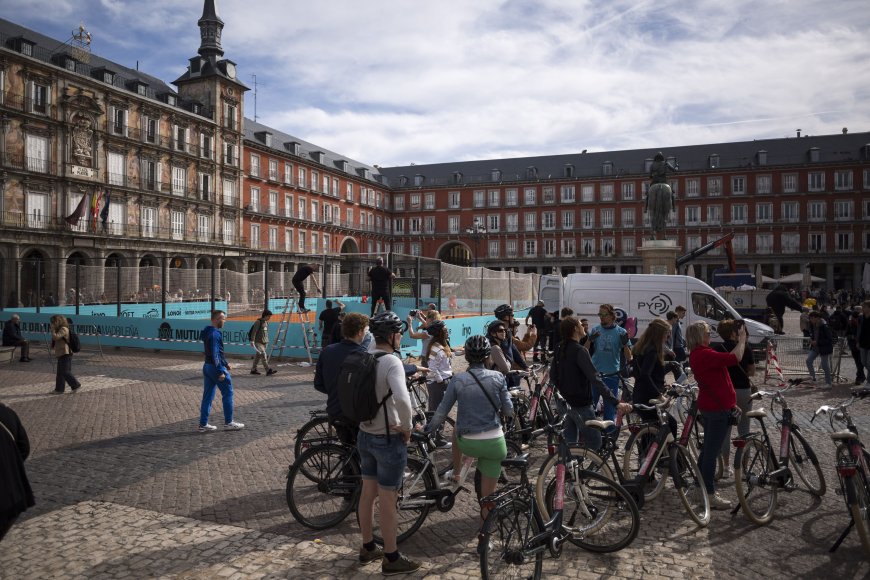 Los ‘influencers’ a los que paga Ayuso para hablar de Madrid: blogueros italianos, ‘instagramers’ americanos o referentes ingleses