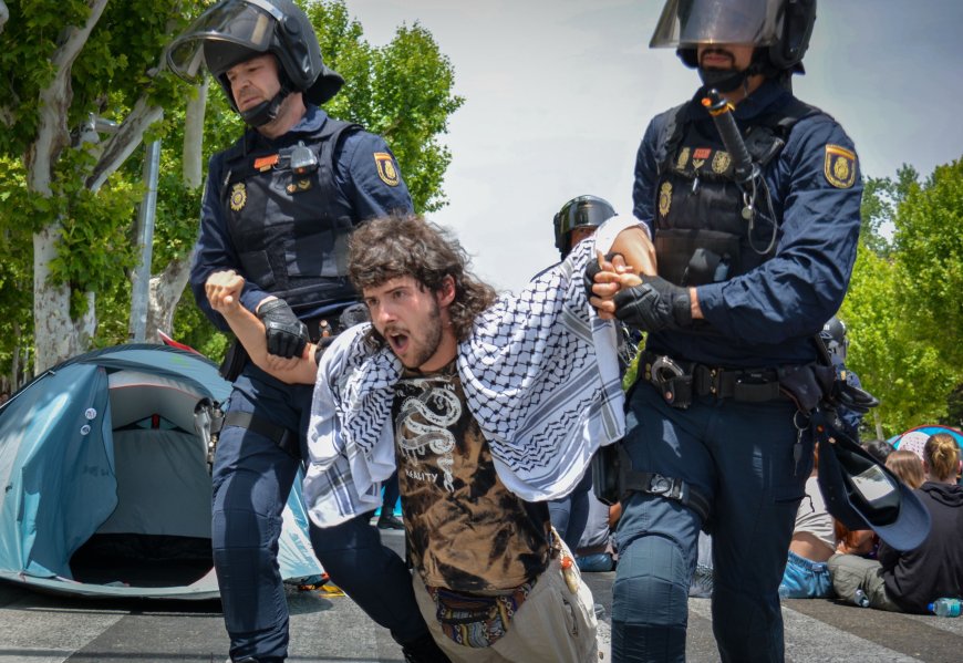 La Policía desaloja parte de la acampada por Gaza en Madrid para desbloquear la Avenida Complutense