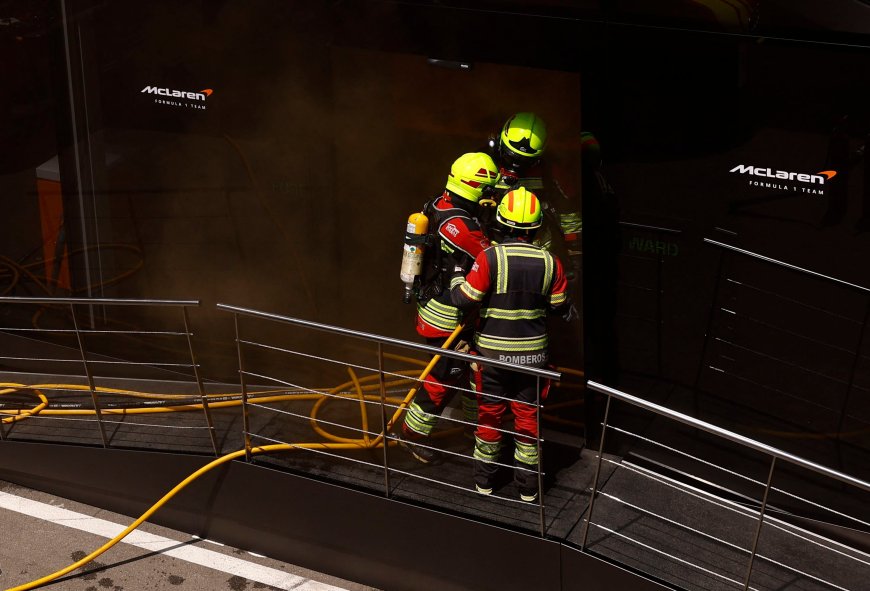 Un incendio obliga a evacuar el pabellón de McLaren en Montmeló