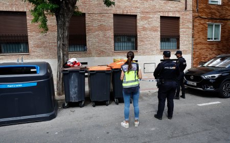 Hallado un bebé recién nacido dentro de una bolsa en un portal de Madrid