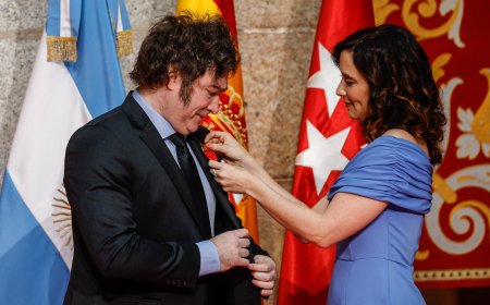 El PSOE pleitea en los tribunales para anular la medalla concedida por Ayuso a Milei