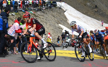 Juan Ayuso y Carlos Rodríguez, sol y luna en el Tour de Francia