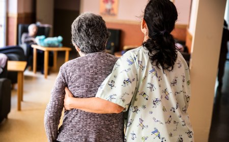 Madrid debería multiplicar por cinco el mínimo de personal exigido a las residencias para dar un cuidado digno, según un estudio