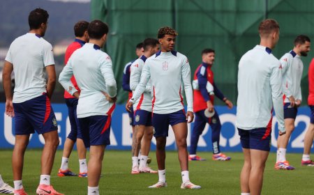 España - Inglaterra, en directo | Luis de la Fuente recupera en el once a Carvajal y Le Normand para medirse con la selección inglesa en la final