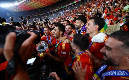 Así empezó la fiesta de la Eurocopa: la fuga del trofeo en un baúl, el altavoz de Morata y las cervezas gigantes en el vestuario