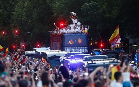 Celebración de España - Eurocopa 2024, en directo | Los jugadores de la selección celebran en la plaza de Cibeles con la afición la consecución de la cuarta Eurocopa