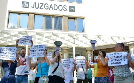 “Quemados por dentro y asados por fuera”: el infierno de trabajar en verano en los juzgados de plaza de Castilla de Madrid