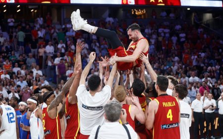 Tributo a Rudy en su último partido en España
