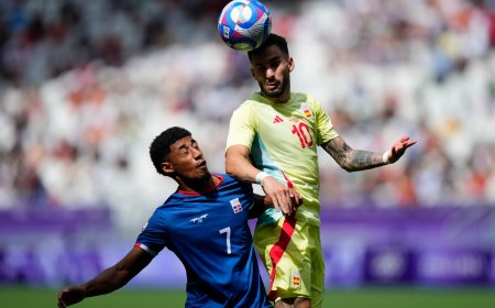 España pone la directa a cuartos de final en fútbol masculino con un cómodo triunfo ante República Dominicana