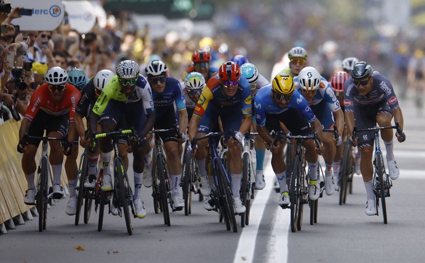 Biniam Girmay se impone en Turín, primer africano negro que gana una etapa del Tour de Francia