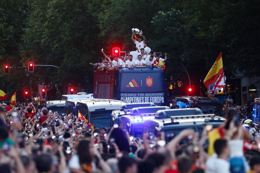 Celebración de España - Eurocopa 2024, en directo | Los jugadores de la selección celebran en la plaza de Cibeles con la afición la consecución de la cuarta Eurocopa