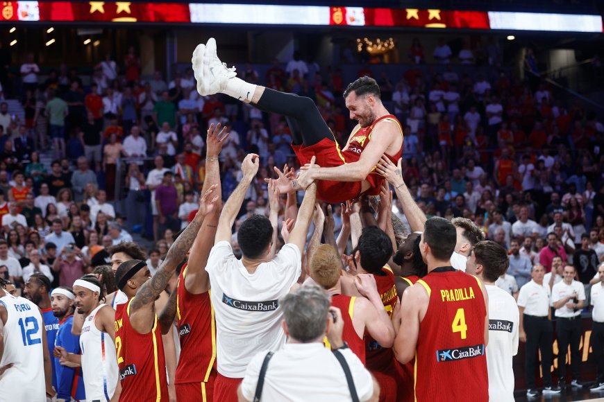 Tributo a Rudy en su último partido en España