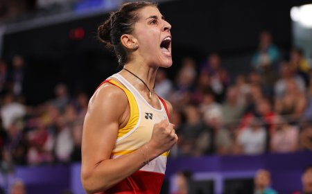 Carolina Marín remonta, sufre y gana a Beiwen Zhang en su pase a cuartos de final de bádminton