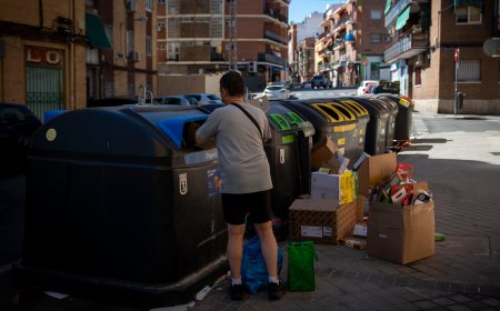 La suciedad en Madrid inspira a los vecinos, que celebran la ‘ruta de la caca’ en Usera